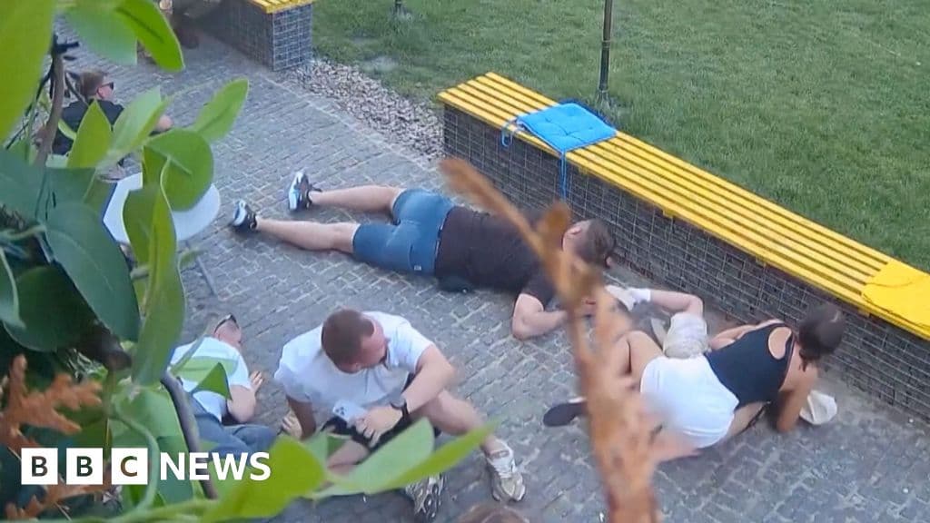 Ukraina kafe do'konida Rossiya zarbasi odamlarni qochishga majbur qildi