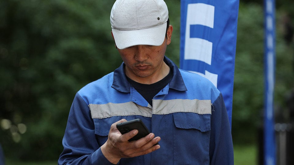 Rossiyada migrantlar harakatini kuzatish uchun telefon sotib olishga majburlanishi mumkin